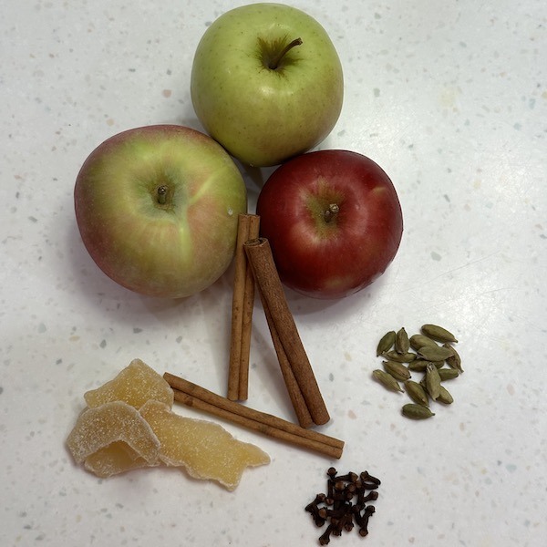 3 apples, cinnamon sticks, crystalized ginger, whole cloves, cardamom pods